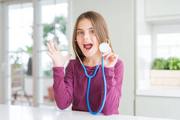 Krásná Mladá Dívka Prověřuje Zdraví Pomocí Lékařského Stetoskop Velmi Šťastného — Stock fotografie