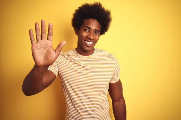 Amerikai Férfi Afro Hajú Csíkos Póló Alatt Álló Elszigetelt Sárga — Stock Fotó