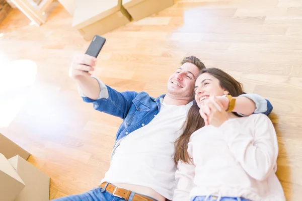 Belo casal abraçando no amor no chão, relaxante e smil — Fotografia de Stock