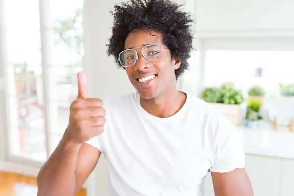 Hombre Afroamericano Con Gafas Haciendo Gesto Feliz Con Mano Aprobación —  Fotos de Stock