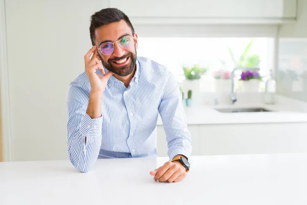 Bello uomo d'affari con gli occhiali e sorridente allegro con — Foto Stock