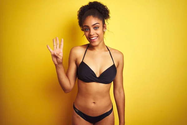 Mujer Afroamericana Vacaciones Vistiendo Bikini Pie Sobre Fondo Amarillo Aislado —  Fotos de Stock