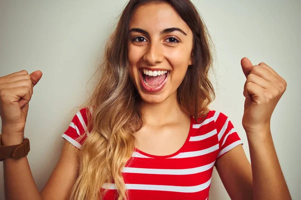 Jonge Mooie Vrouw Dragen Rode Strepen Shirt Witte Geïsoleerde Achtergrond — Stockfoto