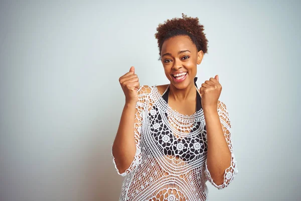 Молодая Африканская Американка Афроволосами Бикини Белом Изолированном Фоне Празднует Удивление — стоковое фото