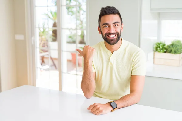 Bonito Homem Hispânico Casual Camiseta Amarela Casa Sorrindo Com Rosto — Fotografia de Stock