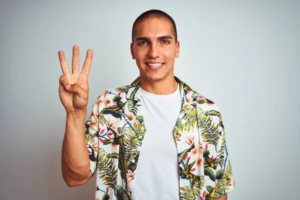 Jovem Homem Bonito Feriados Vestindo Camisa Havaiana Sobre Fundo Branco — Fotografia de Stock