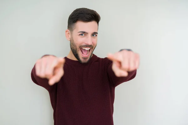 Ung Stilig Man Klädd Tröja Över Isolerad Bakgrund Som Pekar — Stockfoto