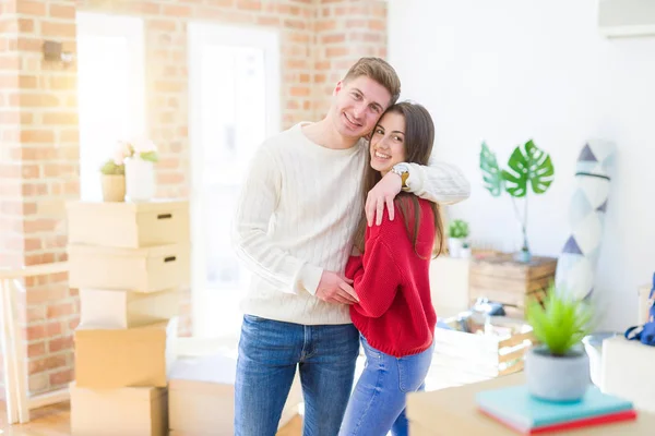 Vackra unga paret flyttar till ett nytt hem, stående på nya apa — Stockfoto