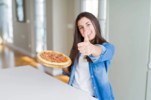 Piękna Młoda Kobieta Jedzenie Domowej Roboty Smaczne Pizzy Kuchni Szczęśliwy — Zdjęcie stockowe