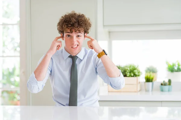 Junger Geschäftsmann Mit Krawatte Der Die Ohren Mit Den Fingern — Stockfoto