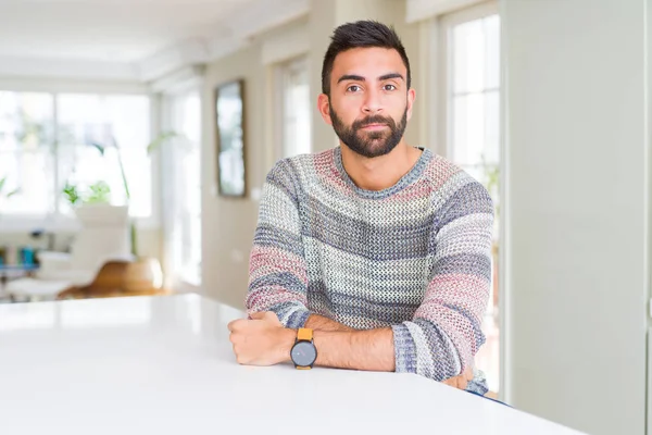 Bonito Hispânico Vestindo Camisola Casual Casa Com Expressão Séria Rosto — Fotografia de Stock