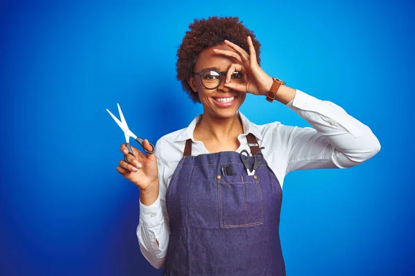 Mujer Peluquera Afroamericana Sosteniendo Tijeras Sobre Fondo Azul Aislado Con — Foto de Stock