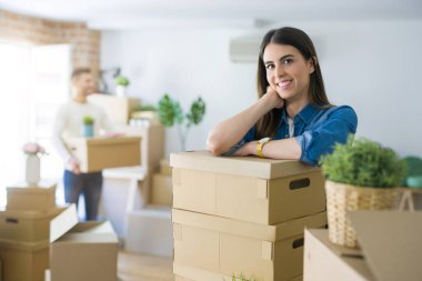 Genç çift yeni bir eve taşınıyor, güzel kadın gülümsüyor leani