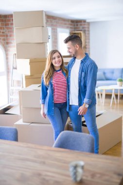 Aşık genç güzel çift yeni eve taşınıyor, çok mutlu bir