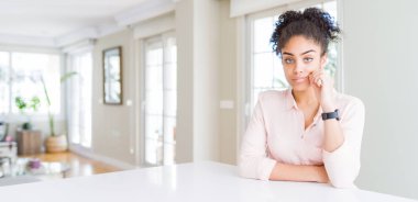 Afro saçlı ağız ve dudakları parmakları ile zip olarak kapalı güzel afro-amerikan kadın geniş açı. Gizli ve sessiz, tabu konuşma