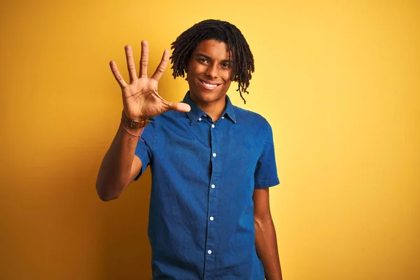 Homem Afro Com Dreadlocks Vestindo Camisa Jeans Casual Sobre Fundo — Fotografia de Stock