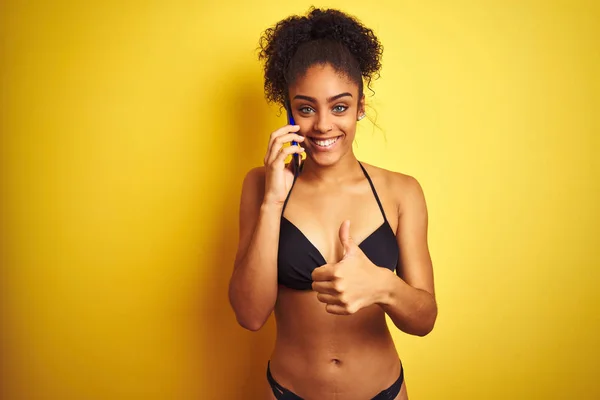 Mujer Afroamericana Vistiendo Bikini Hablando Usando Teléfono Inteligente Sobre Fondo —  Fotos de Stock