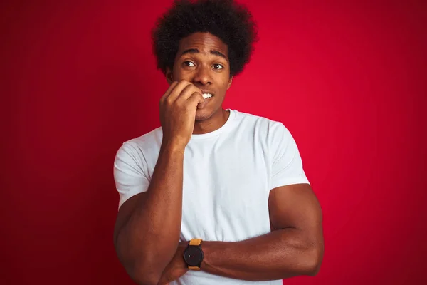 Jovem Americano Com Cabelo Afro Vestindo Shirt Branca Sobre Fundo — Fotografia de Stock