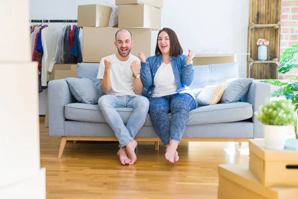 Jong Stel Zittend Bank Rond Kartonnen Dozen Verhuizen Naar Een — Stockfoto