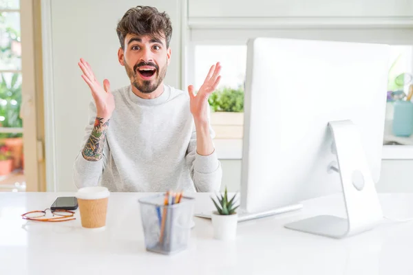 Jovem Trabalhando Usando Computador Celebrando Louco Surpreso Com Sucesso Com — Fotografia de Stock