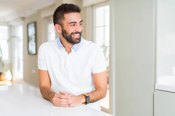 Knappe Spaanse Man Casual Wit Shirt Huis Zoek Weg Aan — Stockfoto