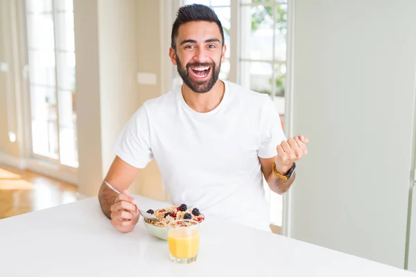 Hombre Hispano Guapo Desayunando Sano Por Mañana Casa Gritando Orgulloso — Foto de Stock