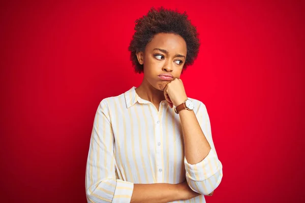 Fiatal Gyönyörű Afro Amerikai Afro Hajú Elszigetelt Vörös Háttér Gondolkodás — Stock Fotó