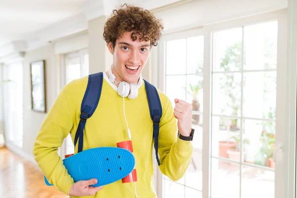 Ung Student Man Bär Hörlurar Och Ryggsäck Håller Skateboard Skriker — Stockfoto