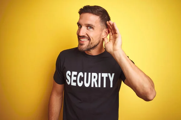 Jovem Homem Segurança Vestindo Uniforme Segurança Sobre Fundo Isolado Amarelo — Fotografia de Stock