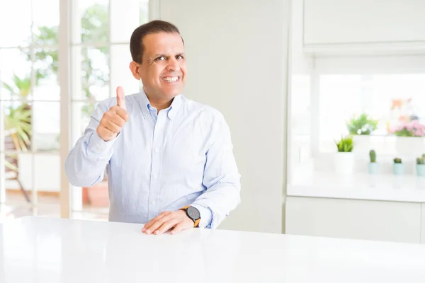 Homme Âge Moyen Assis Maison Faisant Des Pouces Heureux Geste — Photo