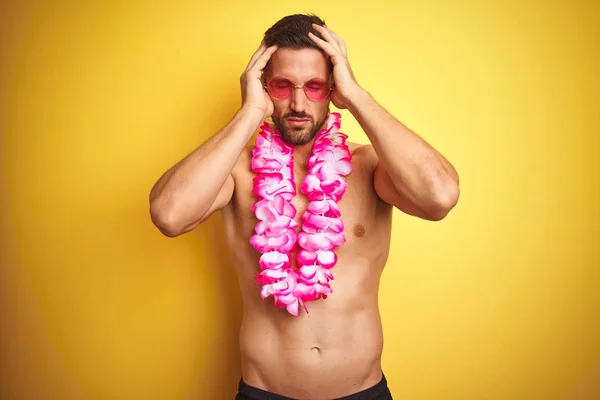 Joven Hombre Guapo Sin Camisa Con Gafas Sol Rosa Lei — Foto de Stock