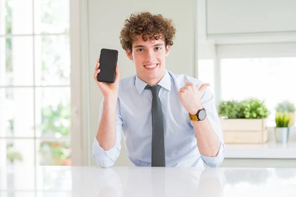 Giovane Uomo Affari Che Mostra Schermo Dello Smartphone Ufficio Che — Foto Stock