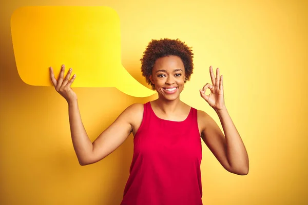 Jonge Afro Amerikaanse Vrouw Met Spraakballon Gele Geïsoleerde Achtergrond Doen — Stockfoto