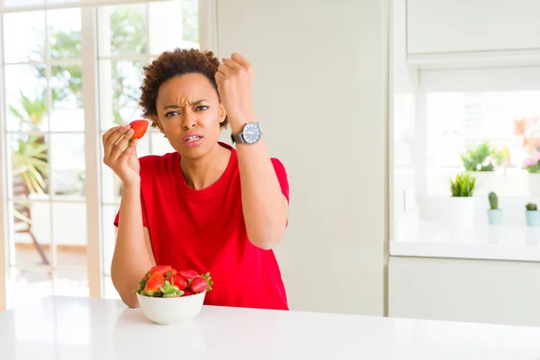 Wanita Muda African American Makan Stroberi Segar Untuk Sarapan Kesal — Stok Foto