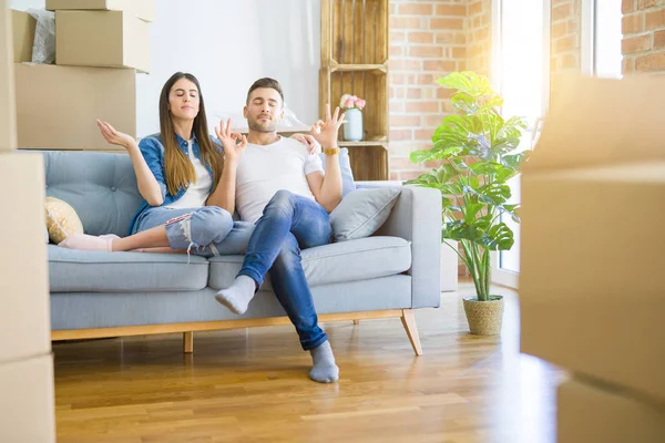 Joven Hermosa Pareja Relajante Sentado Sofá Alrededor Cajas Mudanza Casa — Foto de Stock