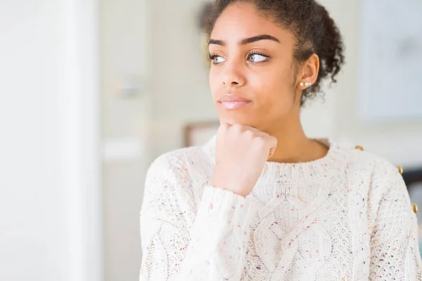 Belle Jeune Femme Afro Américaine Aux Cheveux Afro Portant Pull — Photo