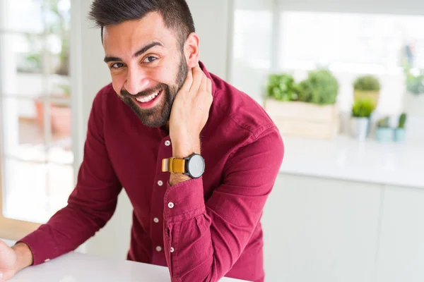 Bonito homem sorrindo alegre com um grande sorriso na cara mostrando t — Fotografia de Stock