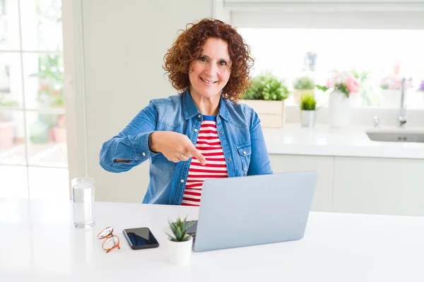 Mujer Mayor Que Trabaja Con Computadora Portátil Muy Feliz Señalando — Foto de Stock