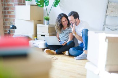 Orta yaş Senior romantik çift içinde aşk oturma üzerinde the Apartme