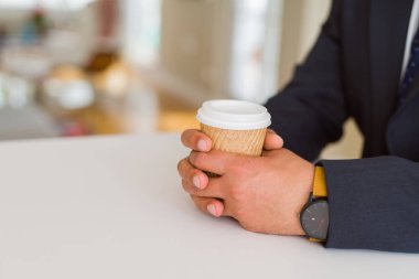 Kahve tutan orta yaş biri yakın çekim