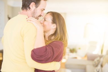 Birlikte evde aşık dans romantik orta yaş kaç