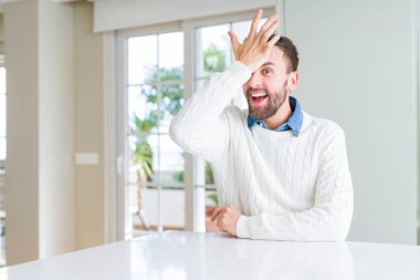 Rahat kazak giyen yakışıklı adam hata için kafasına el ile şaşırttı, hata hatırlıyorum. Unuttum, kötü bellek kavramı.