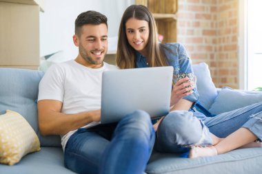Genç çift yeni bir ev kanepede oturma rahatlatıcı hareket u