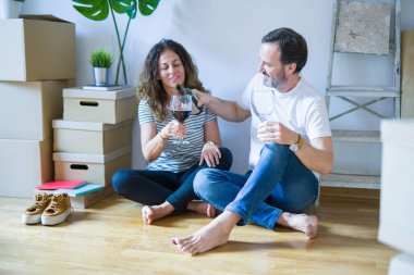 Orta yaş Senior romantik çift içinde aşk oturma üzerinde the Apartme