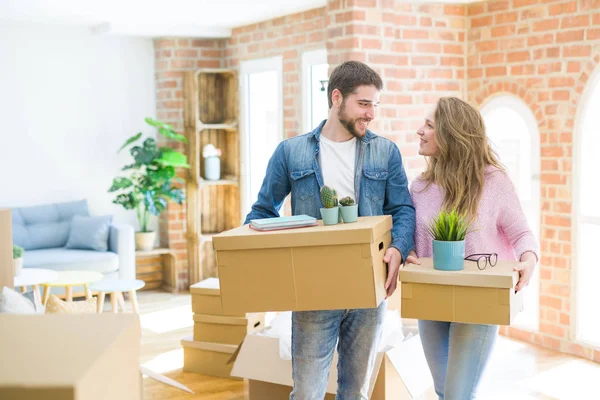 Jong mooi paar zeer gelukkig samen houden kartonnen doos — Stockfoto