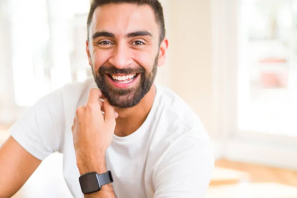 Bonito homem sorrindo alegre com um grande sorriso na cara mostrando t — Fotografia de Stock