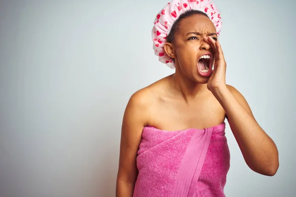Afrikansk Amerikansk Kvinna Klädd Rosa Dusch Handduk Efter Bad Över — Stockfoto