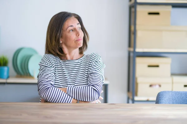 Mulher Idosa Meia Idade Sentada Mesa Casa Olhando Para Lado — Fotografia de Stock