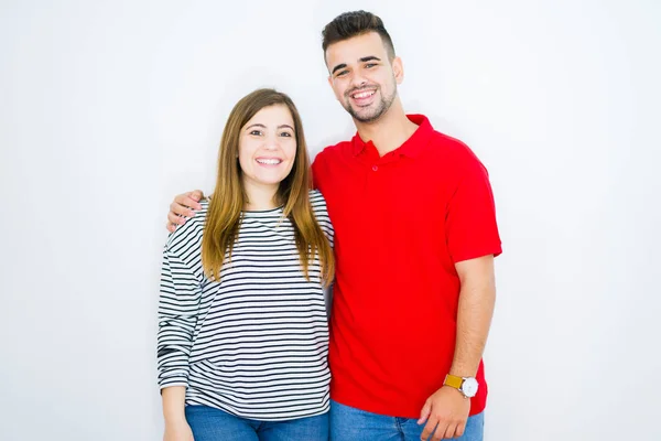 Jovem Casal Bonito Abraçando Juntos Sobre Fundo Isolado Branco Com — Fotografia de Stock