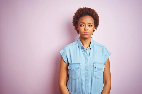 Jonge Mooie Afro Amerikaanse Vrouw Met Afro Haar Geïsoleerde Roze — Stockfoto